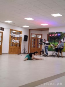 BÁCSFEKETEHEGYEN MUTATKOZTAK BE A MODERN TÁNCOSOK